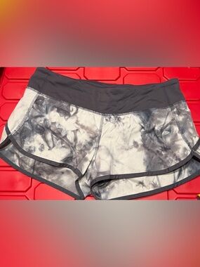 lululemon athletica Women's Black and Gray Tie-Dye Run Shorts size 8 w liner